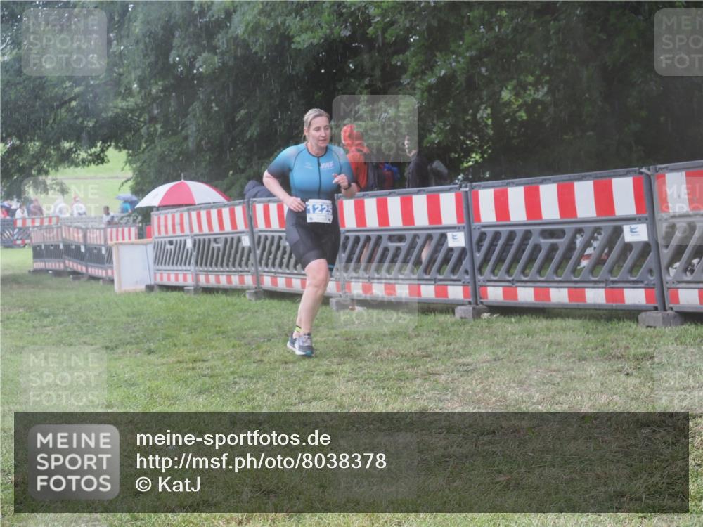 21.06.2025 - 27. Vierlanden-Triathlon KatJ http://msf.ph/oto/8038378 15.06.2025 14:20:35 Ziel 1225 meine-sportfotos.de