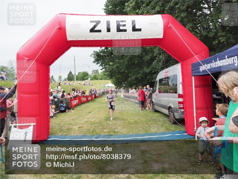 21.06.2025 - 27. Vierlanden-Triathlon MichiJ http://msf.ph/oto/8038379 15.06.2026 13:17:41 Ziel 216 meine-sportfotos.de