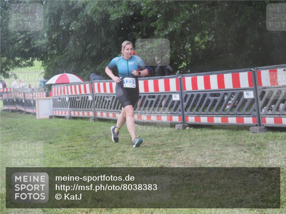 21.06.2025 - 27. Vierlanden-Triathlon KatJ http://msf.ph/oto/8038383 15.06.2025 14:20:36 Ziel 1225 meine-sportfotos.de