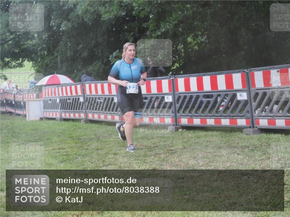 21.06.2025 - 27. Vierlanden-Triathlon KatJ http://msf.ph/oto/8038388 15.06.2025 14:20:36 Ziel 1225 meine-sportfotos.de