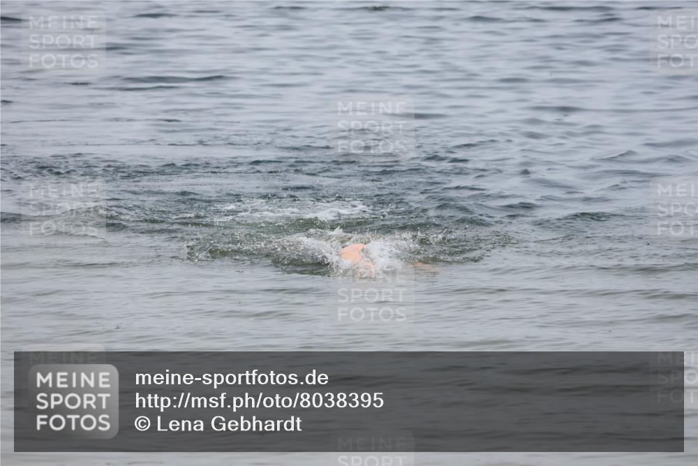 21.06.2025 - 27. Vierlanden-Triathlon Lena Gebhardt http://msf.ph/oto/8038395 15.06.2025 12:24:49 Schwimmen 1049 meine-sportfotos.de