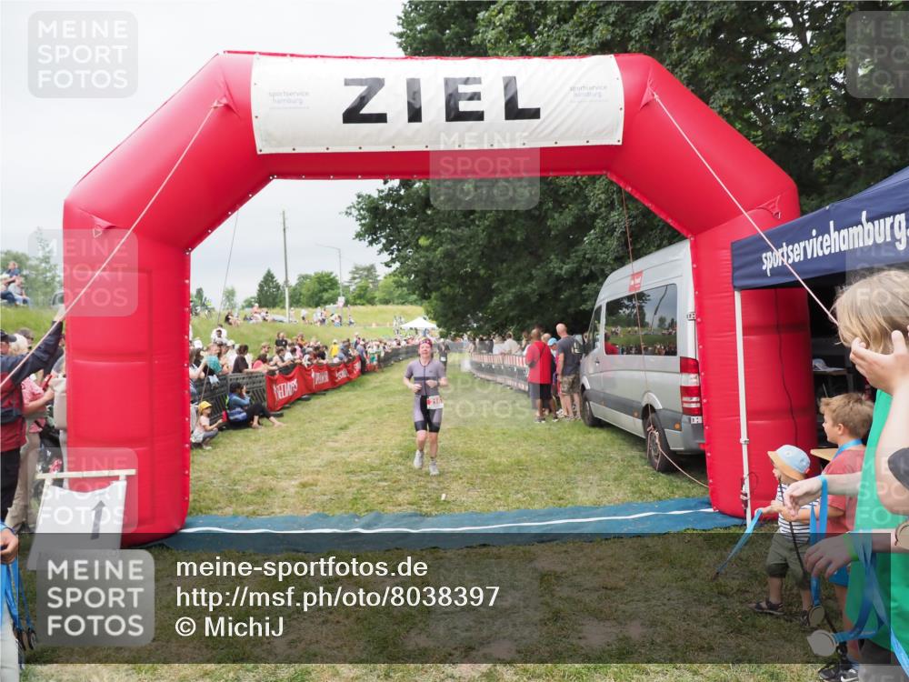21.06.2025 - 27. Vierlanden-Triathlon MichiJ http://msf.ph/oto/8038397 15.06.2026 13:17:41 Ziel 216 meine-sportfotos.de