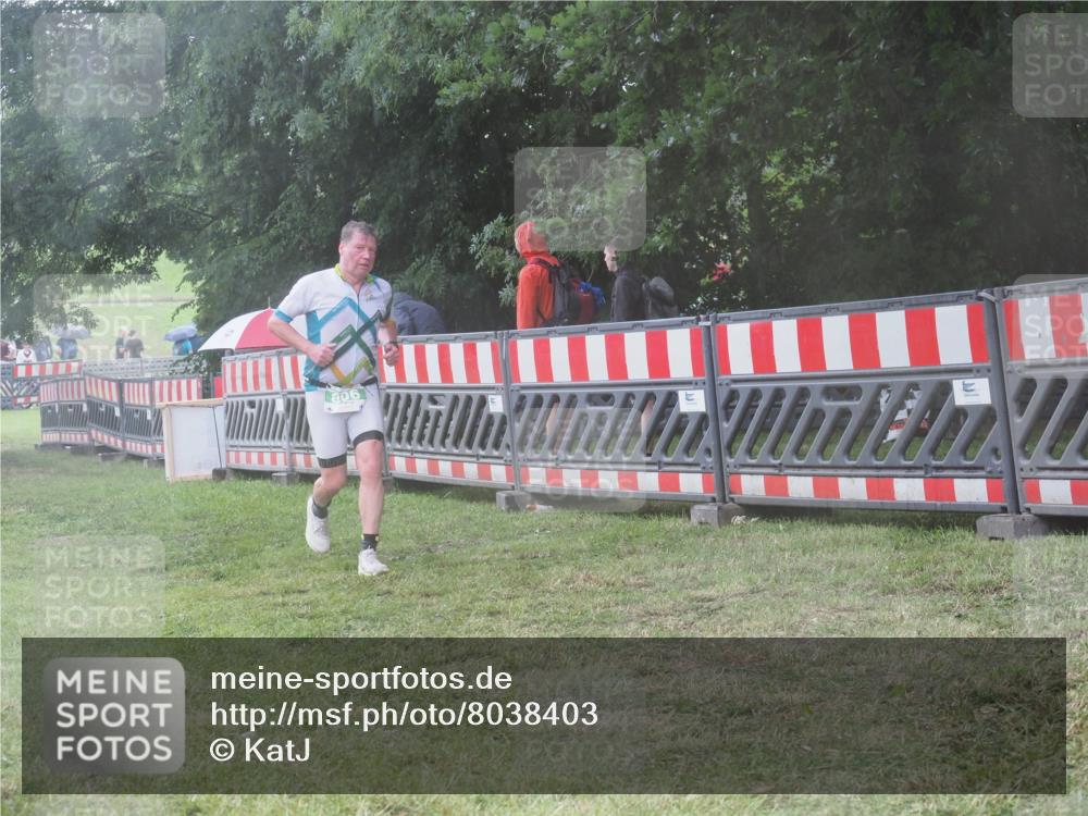 21.06.2025 - 27. Vierlanden-Triathlon KatJ http://msf.ph/oto/8038403 15.06.2025 14:20:46 Ziel 806 meine-sportfotos.de