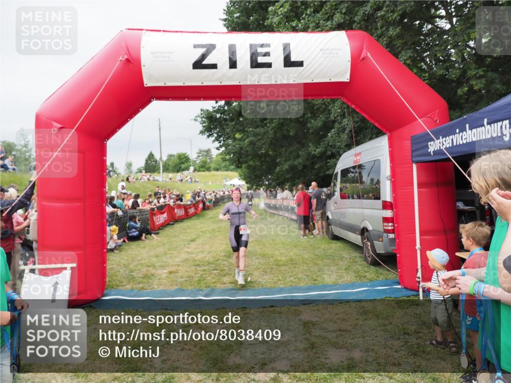 21.06.2025 - 27. Vierlanden-Triathlon MichiJ http://msf.ph/oto/8038409 15.06.2026 13:17:42 Ziel 216 meine-sportfotos.de
