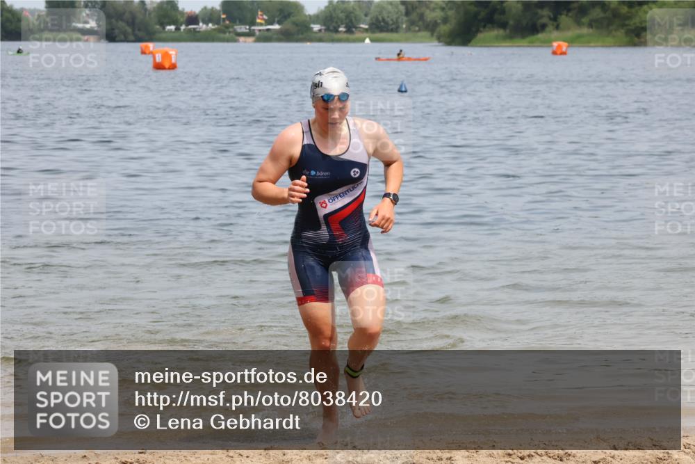 21.06.2025 - 27. Vierlanden-Triathlon Lena Gebhardt http://msf.ph/oto/8038420 15.06.2025 12:24:57 Schwimmen 1049 meine-sportfotos.de