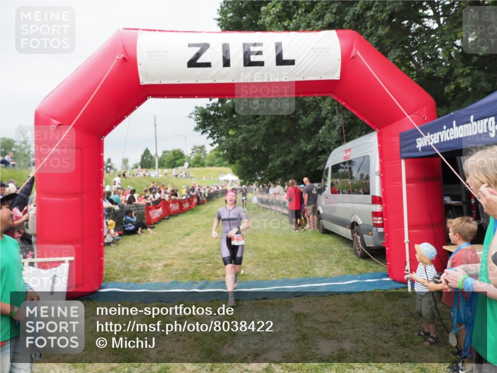 21.06.2025 - 27. Vierlanden-Triathlon MichiJ http://msf.ph/oto/8038422 15.06.2026 13:17:42 Ziel 216 meine-sportfotos.de