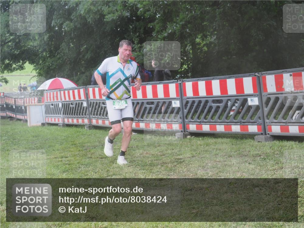 21.06.2025 - 27. Vierlanden-Triathlon KatJ http://msf.ph/oto/8038424 15.06.2025 14:20:47 Ziel 806 meine-sportfotos.de