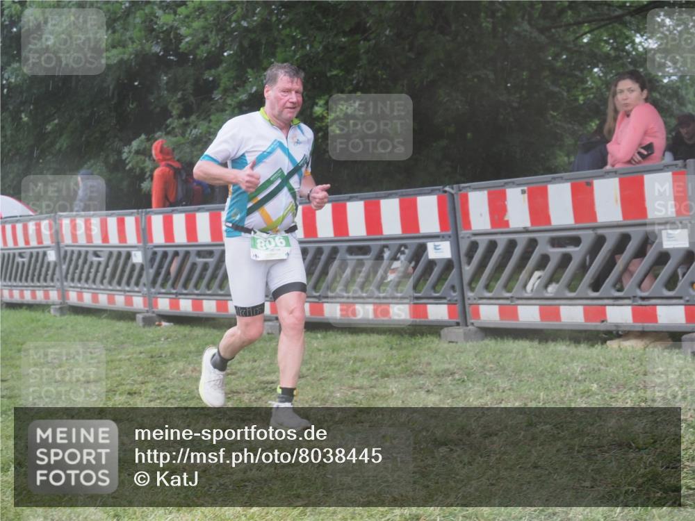 21.06.2025 - 27. Vierlanden-Triathlon KatJ http://msf.ph/oto/8038445 15.06.2025 14:20:48 Ziel 806 meine-sportfotos.de