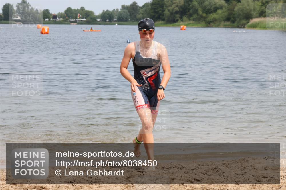21.06.2025 - 27. Vierlanden-Triathlon Lena Gebhardt http://msf.ph/oto/8038450 15.06.2025 12:25:18 Schwimmen 1051 meine-sportfotos.de