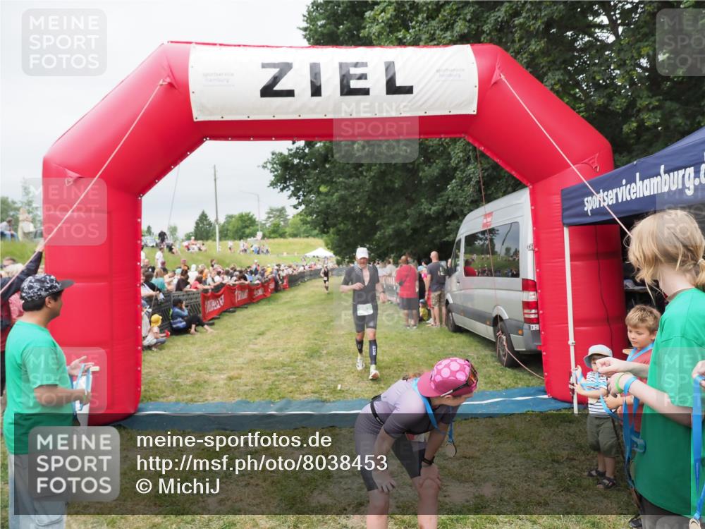 21.06.2025 - 27. Vierlanden-Triathlon MichiJ http://msf.ph/oto/8038453 15.06.2026 13:17:48 Ziel 216, 862 meine-sportfotos.de