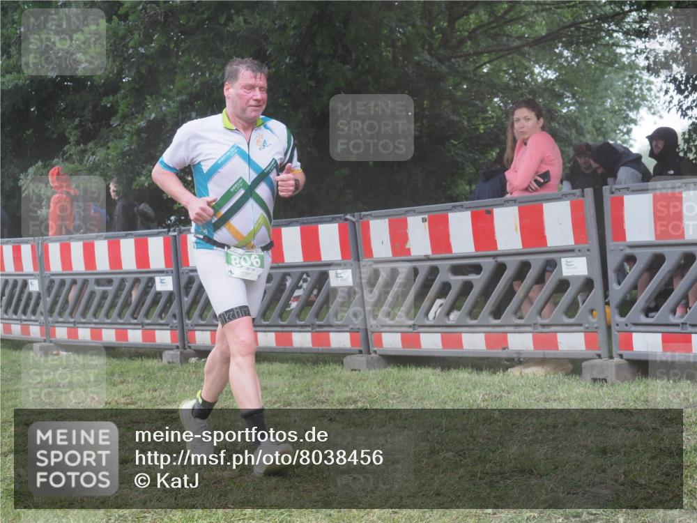 21.06.2025 - 27. Vierlanden-Triathlon KatJ http://msf.ph/oto/8038456 15.06.2025 14:20:48 Ziel 806 meine-sportfotos.de