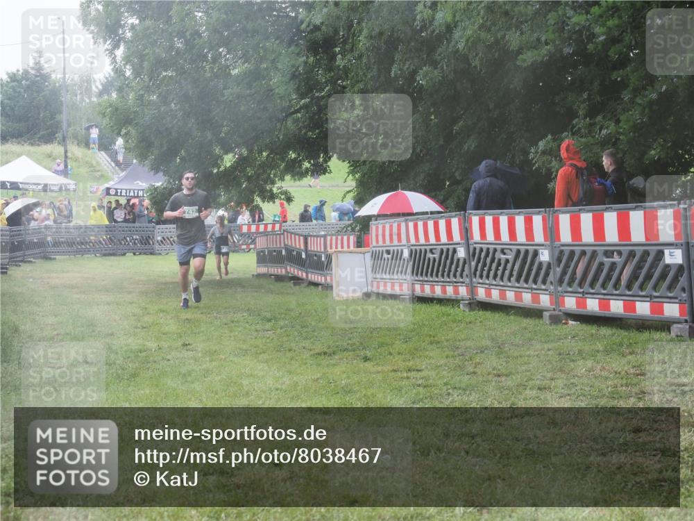 21.06.2025 - 27. Vierlanden-Triathlon KatJ http://msf.ph/oto/8038467 15.06.2025 14:21:17 Ziel 742, 1205 meine-sportfotos.de
