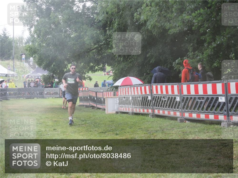 21.06.2025 - 27. Vierlanden-Triathlon KatJ http://msf.ph/oto/8038486 15.06.2025 14:21:18 Ziel 742, 1205 meine-sportfotos.de
