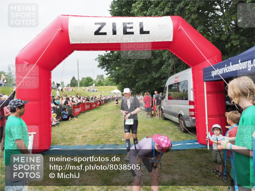 21.06.2025 - 27. Vierlanden-Triathlon MichiJ http://msf.ph/oto/8038505 15.06.2026 13:17:49 Ziel 216, 862 meine-sportfotos.de
