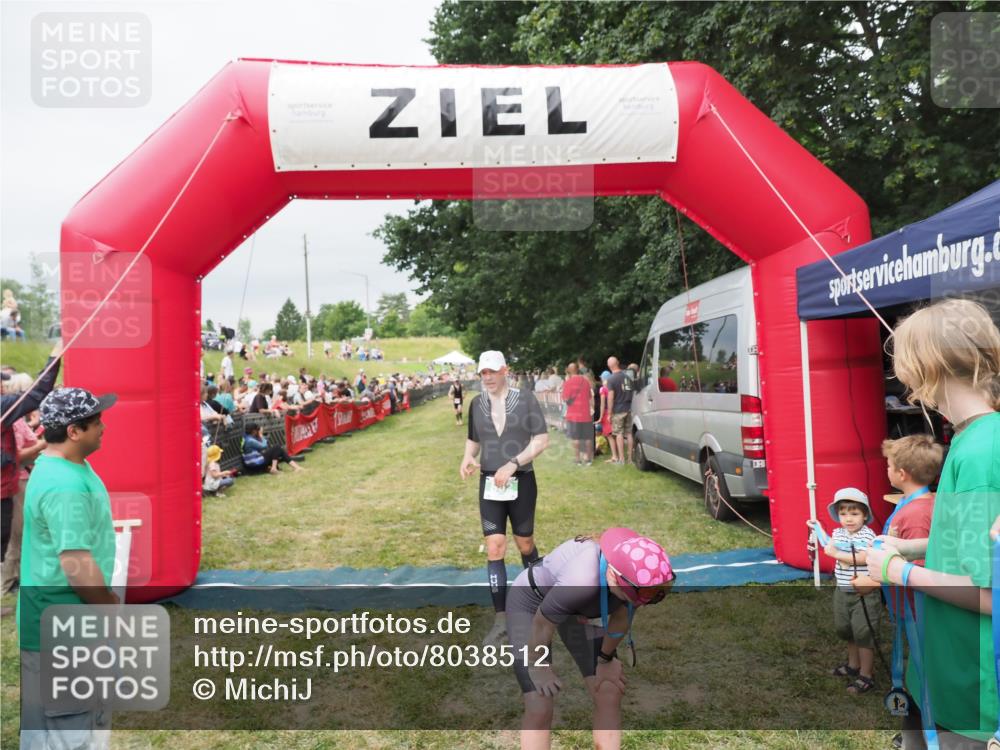 21.06.2025 - 27. Vierlanden-Triathlon MichiJ http://msf.ph/oto/8038512 15.06.2026 13:17:50 Ziel 862 meine-sportfotos.de