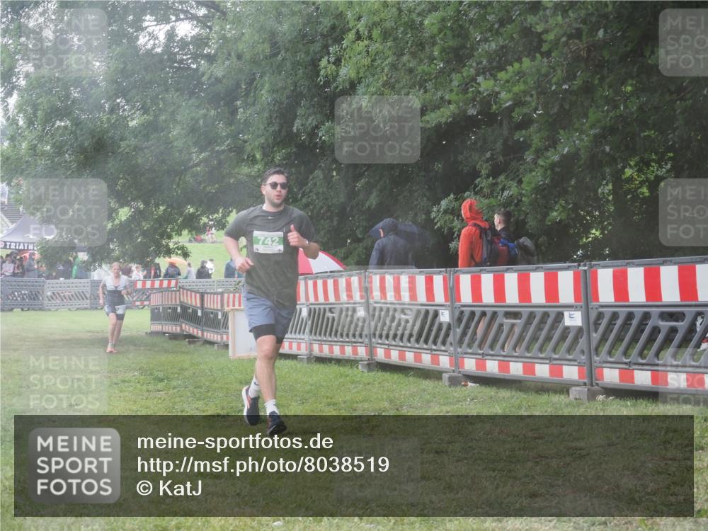 21.06.2025 - 27. Vierlanden-Triathlon KatJ http://msf.ph/oto/8038519 15.06.2025 14:21:19 Ziel 742, 1205, 1238 meine-sportfotos.de
