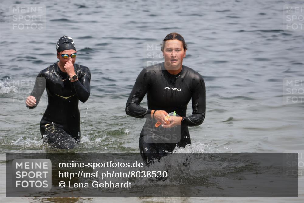 21.06.2025 - 27. Vierlanden-Triathlon Lena Gebhardt http://msf.ph/oto/8038530 15.06.2025 12:27:07 Schwimmen 1057, 1058, 1059 meine-sportfotos.de
