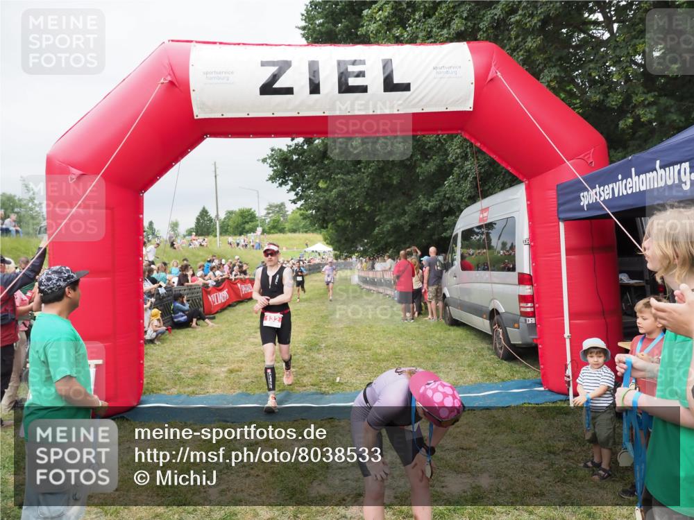 21.06.2025 - 27. Vierlanden-Triathlon MichiJ http://msf.ph/oto/8038533 15.06.2026 13:17:56 Ziel 132, 862 meine-sportfotos.de