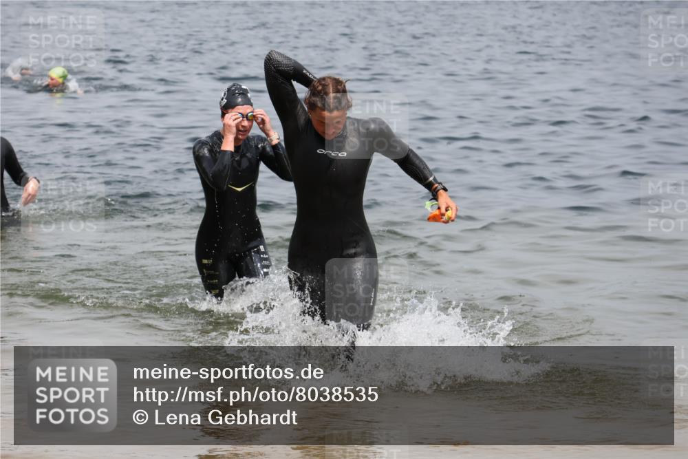 21.06.2025 - 27. Vierlanden-Triathlon Lena Gebhardt http://msf.ph/oto/8038535 15.06.2025 12:27:07 Schwimmen 1057, 1058, 1059 meine-sportfotos.de