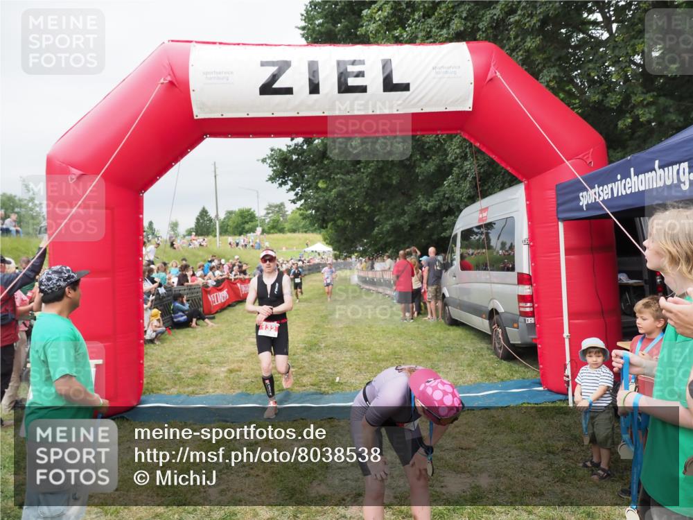 21.06.2025 - 27. Vierlanden-Triathlon MichiJ http://msf.ph/oto/8038538 15.06.2026 13:17:56 Ziel 132, 862 meine-sportfotos.de