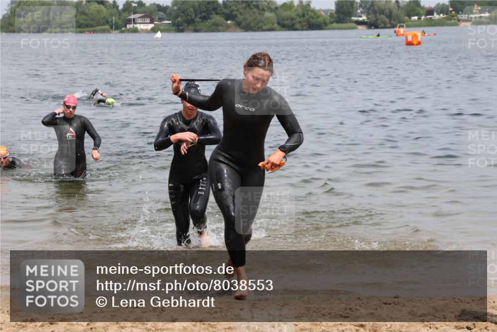 21.06.2025 - 27. Vierlanden-Triathlon Lena Gebhardt http://msf.ph/oto/8038553 15.06.2025 12:27:10 Schwimmen 1057, 1058, 1059, 1060 meine-sportfotos.de