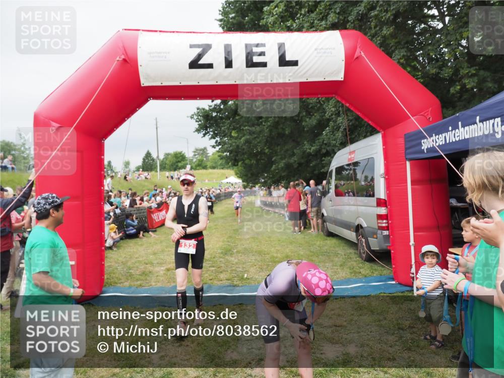 21.06.2025 - 27. Vierlanden-Triathlon MichiJ http://msf.ph/oto/8038562 15.06.2026 13:17:57 Ziel 132, 196, 816 meine-sportfotos.de