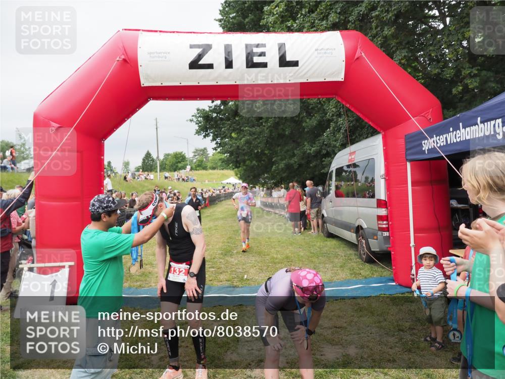 21.06.2025 - 27. Vierlanden-Triathlon MichiJ http://msf.ph/oto/8038570 15.06.2026 13:17:59 Ziel 132, 196, 816 meine-sportfotos.de