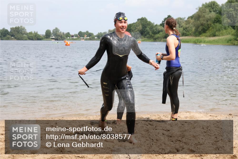 21.06.2025 - 27. Vierlanden-Triathlon Lena Gebhardt http://msf.ph/oto/8038577 15.06.2025 12:27:13 Schwimmen 1057, 1058, 1059, 1060 meine-sportfotos.de
