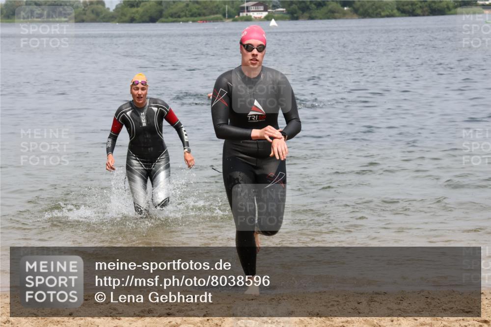 21.06.2025 - 27. Vierlanden-Triathlon Lena Gebhardt http://msf.ph/oto/8038596 15.06.2025 12:27:16 Schwimmen 1057, 1058, 1059, 1060 meine-sportfotos.de