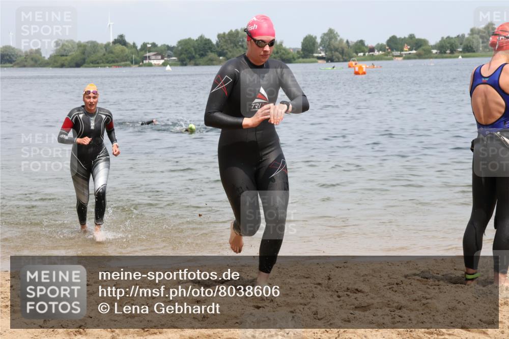 21.06.2025 - 27. Vierlanden-Triathlon Lena Gebhardt http://msf.ph/oto/8038606 15.06.2025 12:27:17 Schwimmen 1057, 1058, 1059, 1060 meine-sportfotos.de