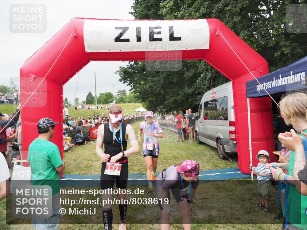 21.06.2025 - 27. Vierlanden-Triathlon MichiJ http://msf.ph/oto/8038619 15.06.2026 13:18:01 Ziel 132, 196, 816 meine-sportfotos.de