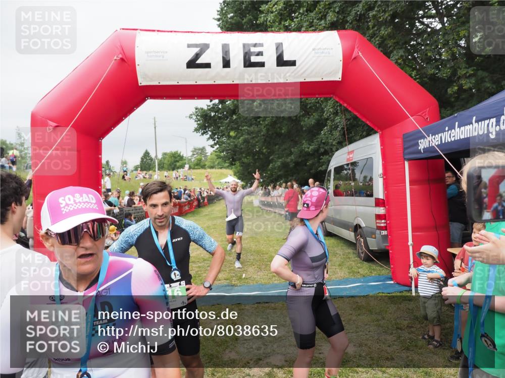 21.06.2025 - 27. Vierlanden-Triathlon MichiJ http://msf.ph/oto/8038635 15.06.2026 13:18:09 Ziel 691 meine-sportfotos.de