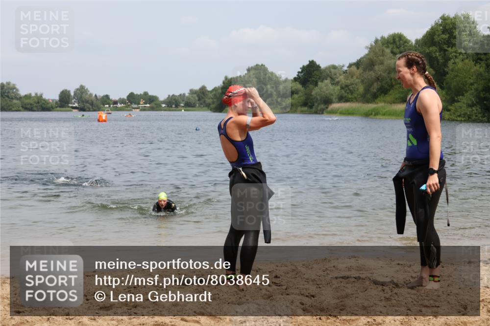 21.06.2025 - 27. Vierlanden-Triathlon Lena Gebhardt http://msf.ph/oto/8038645 15.06.2025 12:27:31 Schwimmen  meine-sportfotos.de