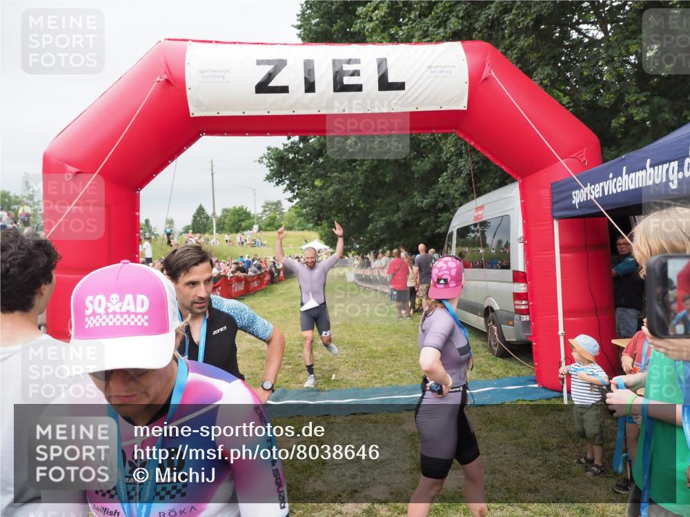 21.06.2025 - 27. Vierlanden-Triathlon MichiJ http://msf.ph/oto/8038646 15.06.2026 13:18:09 Ziel 691 meine-sportfotos.de