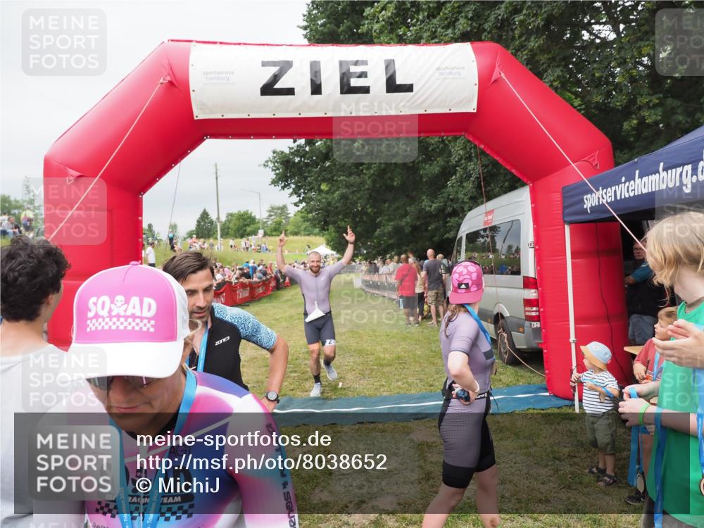 21.06.2025 - 27. Vierlanden-Triathlon MichiJ http://msf.ph/oto/8038652 15.06.2026 13:18:09 Ziel 691 meine-sportfotos.de