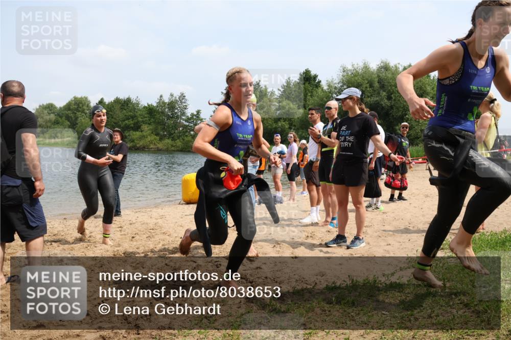 21.06.2025 - 27. Vierlanden-Triathlon Lena Gebhardt http://msf.ph/oto/8038653 15.06.2025 12:27:44 Schwimmen 1053, 1054, 1055, 1056 meine-sportfotos.de