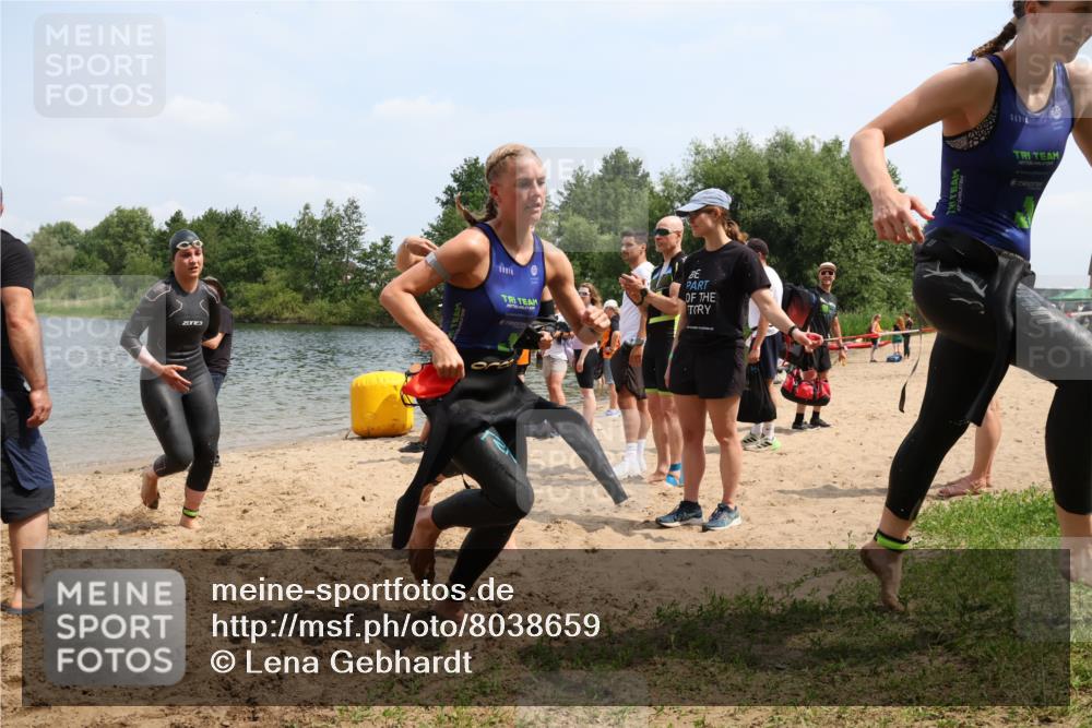 21.06.2025 - 27. Vierlanden-Triathlon Lena Gebhardt http://msf.ph/oto/8038659 15.06.2025 12:27:44 Schwimmen 1053, 1054, 1055, 1056 meine-sportfotos.de