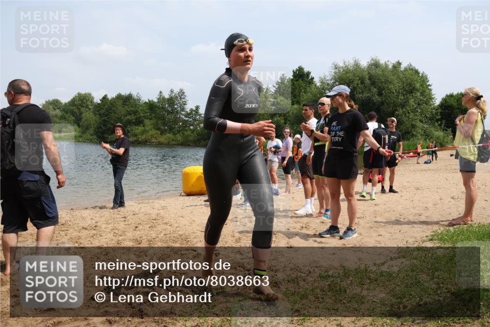 21.06.2025 - 27. Vierlanden-Triathlon Lena Gebhardt http://msf.ph/oto/8038663 15.06.2025 12:27:45 Schwimmen 1053, 1054, 1055, 1056 meine-sportfotos.de