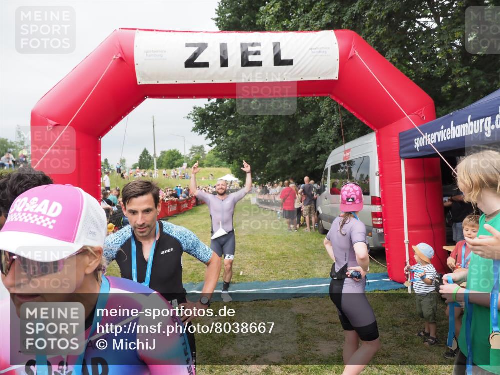21.06.2025 - 27. Vierlanden-Triathlon MichiJ http://msf.ph/oto/8038667 15.06.2026 13:18:10 Ziel 691 meine-sportfotos.de
