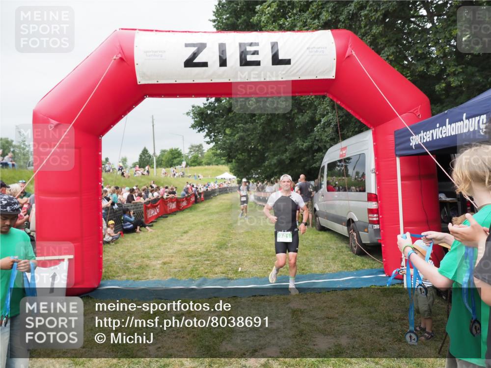 21.06.2025 - 27. Vierlanden-Triathlon MichiJ http://msf.ph/oto/8038691 15.06.2026 13:18:32 Ziel 172, 781 meine-sportfotos.de
