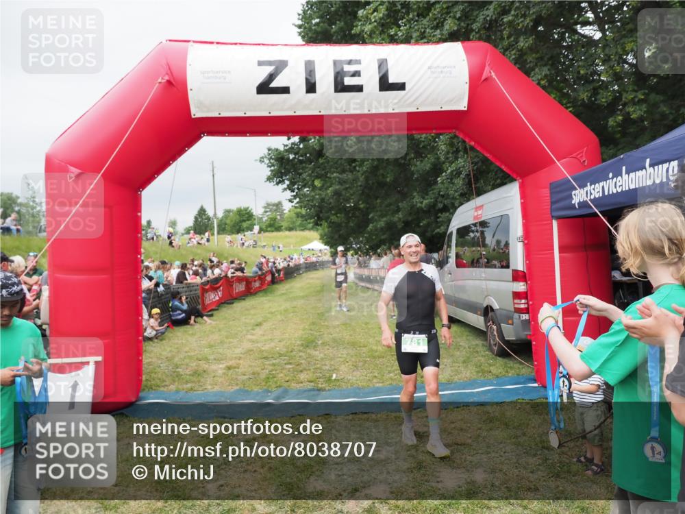 21.06.2025 - 27. Vierlanden-Triathlon MichiJ http://msf.ph/oto/8038707 15.06.2026 13:18:32 Ziel 172, 781 meine-sportfotos.de