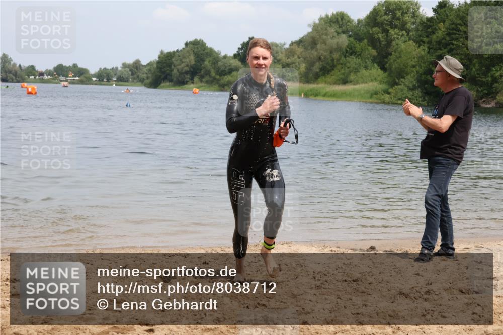21.06.2025 - 27. Vierlanden-Triathlon Lena Gebhardt http://msf.ph/oto/8038712 15.06.2025 12:28:27 Schwimmen 1061, 1062, 1063, 1064 meine-sportfotos.de