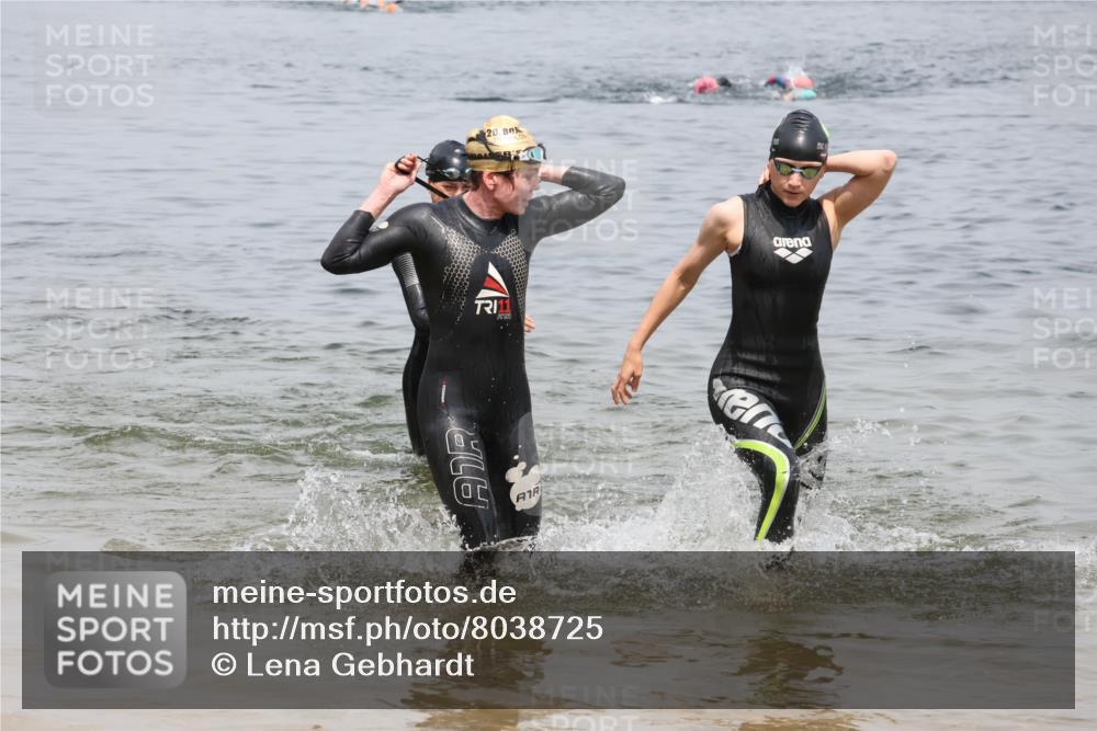 21.06.2025 - 27. Vierlanden-Triathlon Lena Gebhardt http://msf.ph/oto/8038725 15.06.2025 12:28:31 Schwimmen 1061, 1062, 1063, 1064 meine-sportfotos.de