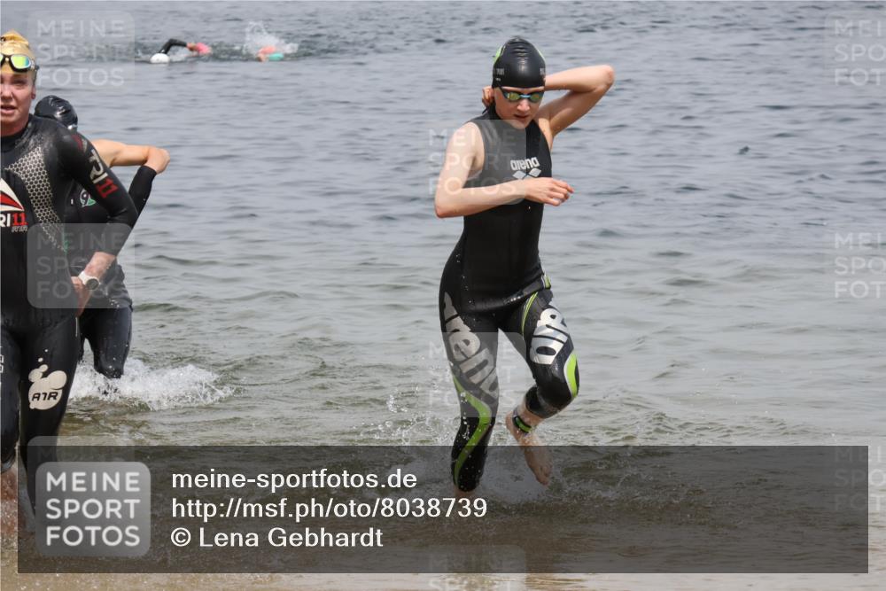 21.06.2025 - 27. Vierlanden-Triathlon Lena Gebhardt http://msf.ph/oto/8038739 15.06.2025 12:28:33 Schwimmen 1061, 1062, 1063, 1064 meine-sportfotos.de