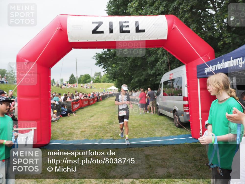21.06.2025 - 27. Vierlanden-Triathlon MichiJ http://msf.ph/oto/8038745 15.06.2026 13:18:35 Ziel 172, 781 meine-sportfotos.de