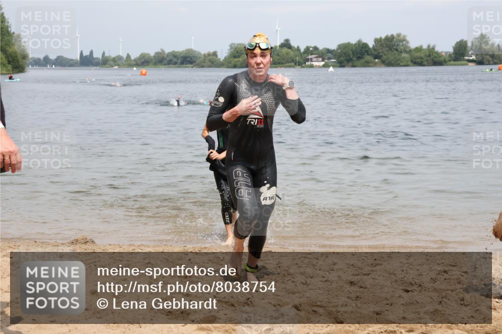 21.06.2025 - 27. Vierlanden-Triathlon Lena Gebhardt http://msf.ph/oto/8038754 15.06.2025 12:28:36 Schwimmen 1061, 1062, 1063, 1064 meine-sportfotos.de