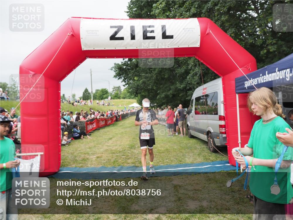 21.06.2025 - 27. Vierlanden-Triathlon MichiJ http://msf.ph/oto/8038756 15.06.2026 13:18:36 Ziel 172, 781 meine-sportfotos.de