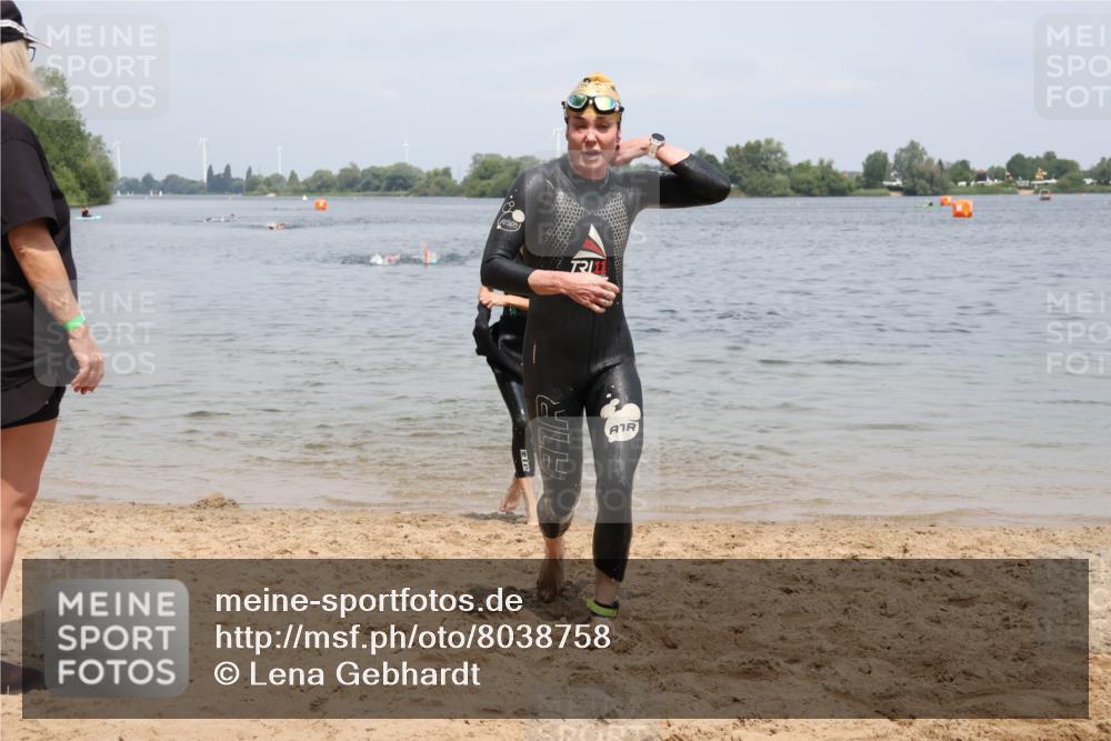 21.06.2025 - 27. Vierlanden-Triathlon Lena Gebhardt http://msf.ph/oto/8038758 15.06.2025 12:28:36 Schwimmen 1061, 1062, 1063, 1064 meine-sportfotos.de