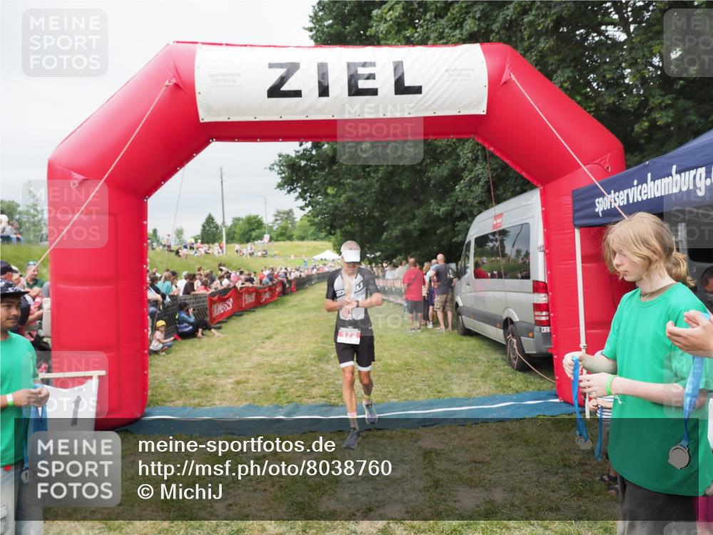21.06.2025 - 27. Vierlanden-Triathlon MichiJ http://msf.ph/oto/8038760 15.06.2026 13:18:36 Ziel 172, 781 meine-sportfotos.de
