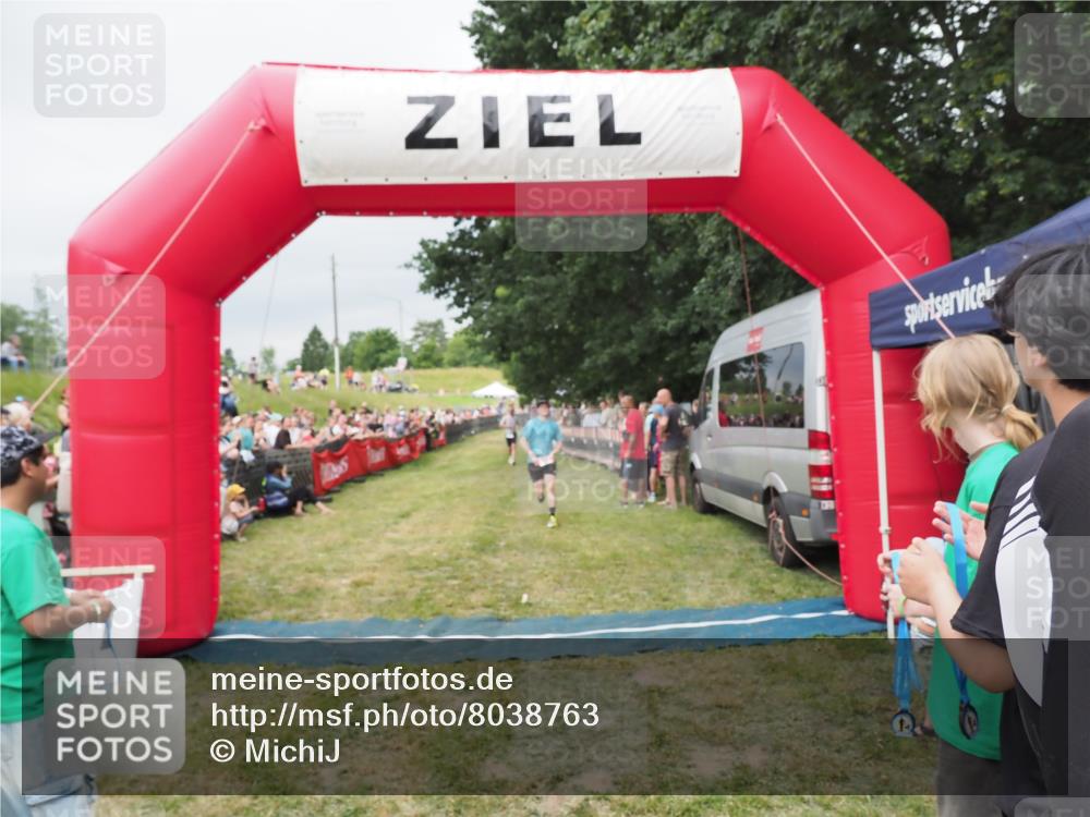 21.06.2025 - 27. Vierlanden-Triathlon MichiJ http://msf.ph/oto/8038763 15.06.2026 13:18:45 Ziel 241 meine-sportfotos.de